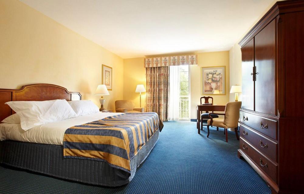 King Room - Non-Smoking interior
